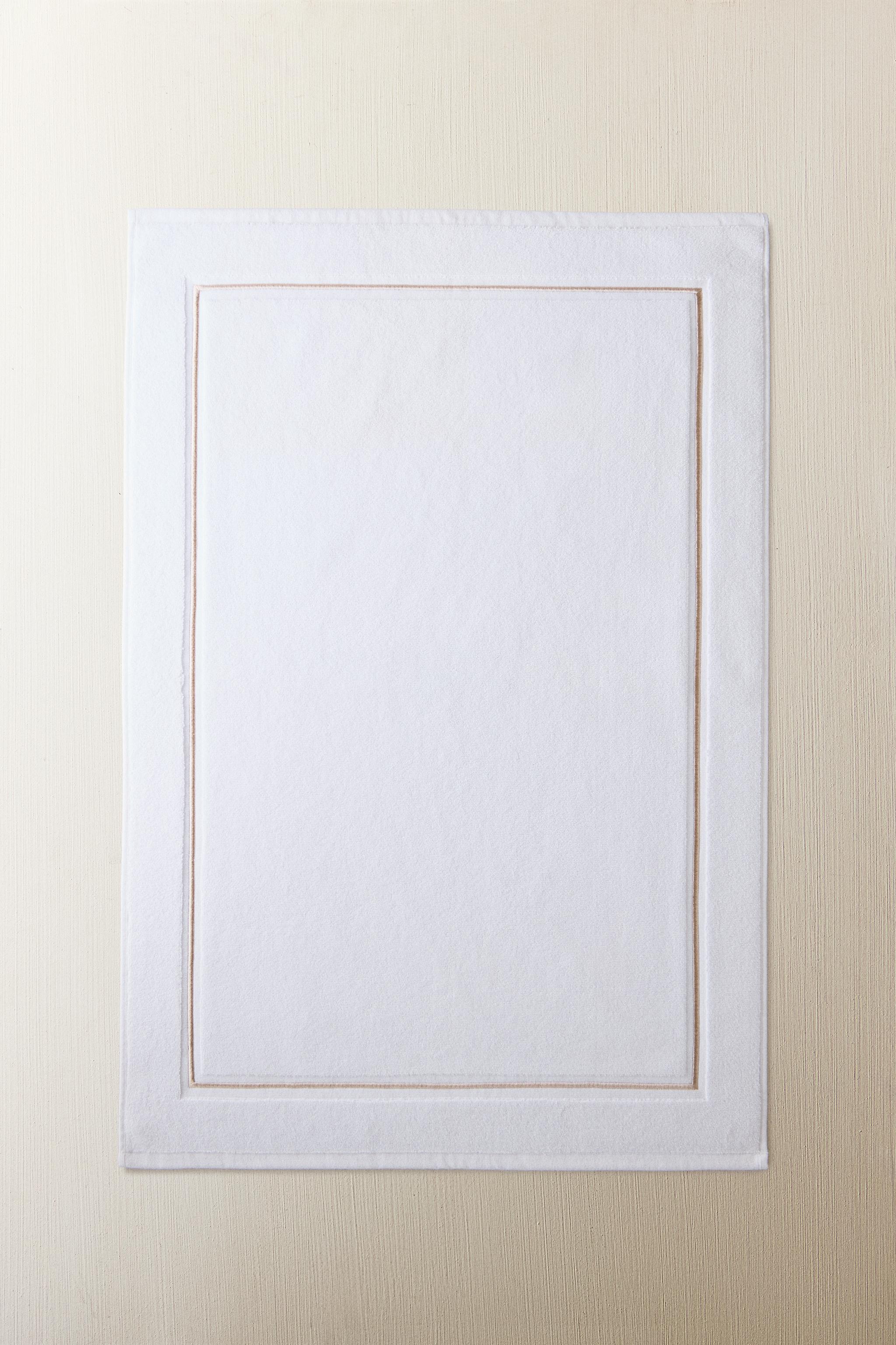 SCALLOPED BATH MAT